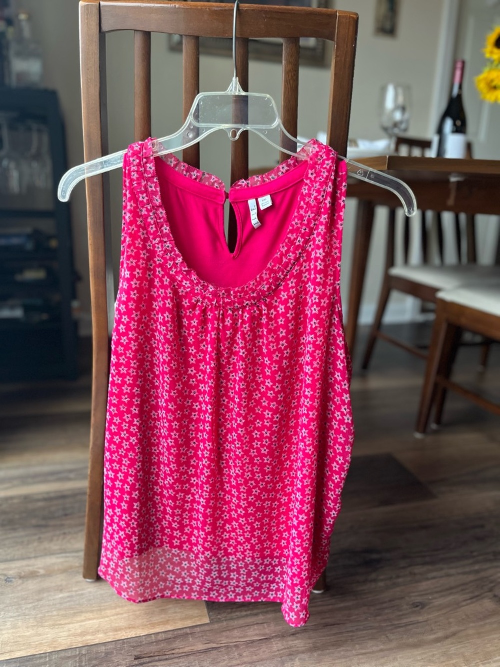 ELLE Fuchsia Star Print Sleeveless Top! Size XXL! Ruffle neckline! - Picture 2 of 9